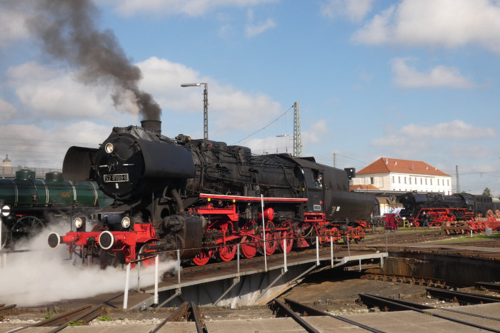 52&nbsp;8168 setzt hier von der Drehscheibe im Bw Nördlingen zurück, um dann umzusetzen Richtung Wagen-Abstellgleise, um 8:42h am 20.05.23