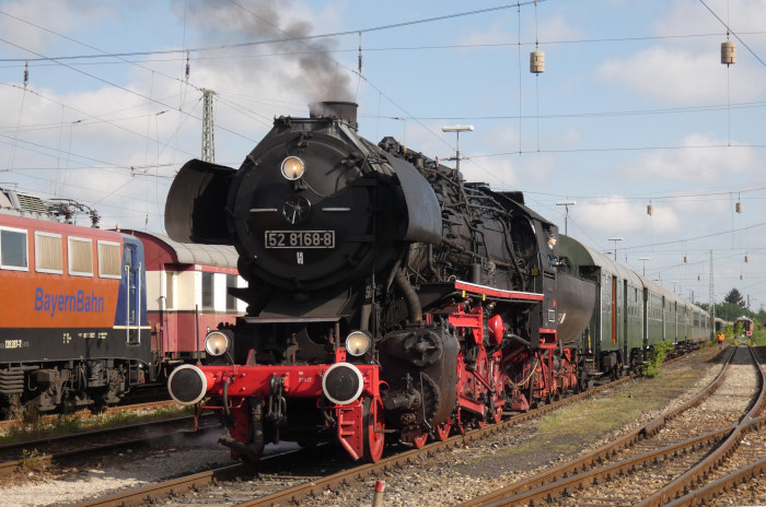 52&nbsp;8168 wartet angekuppelt vor dem Museumszug des BEM für die Bremsprobe auf Abfahrt zum Umsetzen an den Bahnsteig, Nördlingen um 8:57h am 20.05.2023