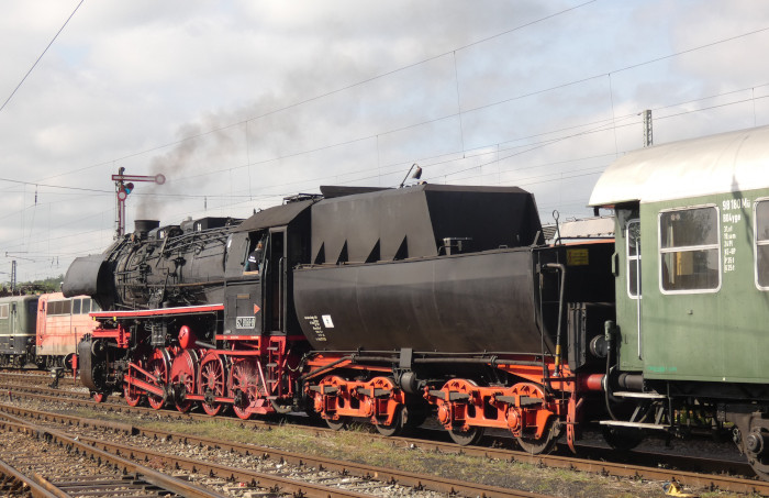 52&nbsp;8168 wartet angekuppelt vor dem Museumszug des BEM für die Bremsprobe auf Abfahrt zum Umsetzen an den Bahnsteig, Nördlingen um 8:57h am 20.05.2023