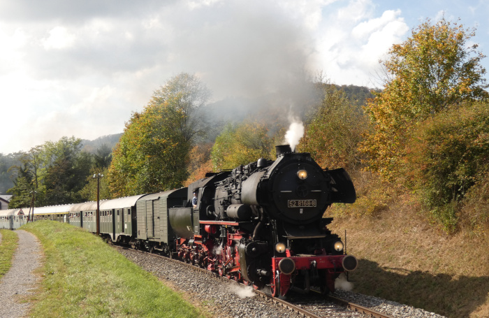 52&nbsp;8168 vor Zug Schorndorf&rarr;Welzheim in der weiten Kurve hinter Oberndorf Richtung Klaffenbach zwischen den Feldern und (Obst-) Wiesen, um 14:45h am 03.10.2026
