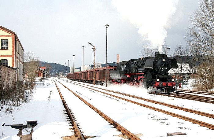 52&nbsp;8075 mit dem leeren Holzwagenzug nach Schleusingen, fotografiert Ausfahrt Themar, im April 2006