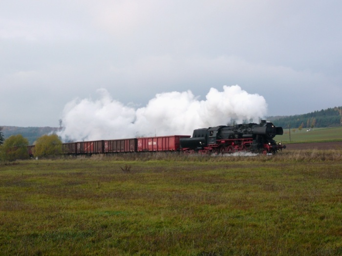 52&nbsp;8079 mit kurzem aber schwerem Schrottzug hinter der Ausfahrt Oberohn, ca. 9:00h am 31.10.2008