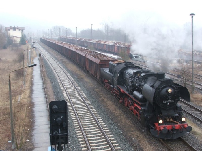 52&nbsp;8075 mit Holzzug DGE&nbsp;91095 in Walldorf, März 2006