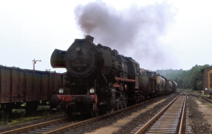 52&nbsp;8131 mit Güterzug in Belzig, am 09.06.1979