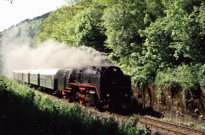 62&nbsp;015 mit Dampf-Nostalgie-Zug im Odenwald bei Schöllenbach, am 31.05.1997