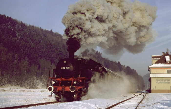 64&nbsp;289 mit Sonderzug Anfahrt in Bad Imnau, 06.01.1979