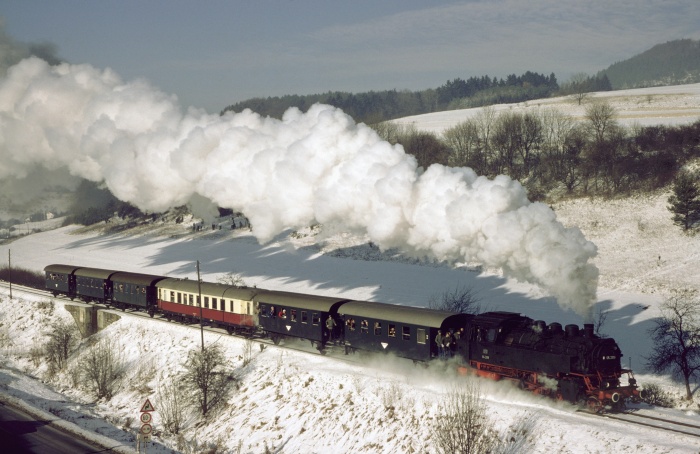 64&nbsp;289 mit Sonderzug auf der Burladinger Steige (HzL), am 06.01.1979