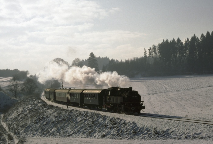 64&nbsp;289 mit EFZ-Sonderzug talwärts fahrend vor Gammertingen, am 06.01.1979