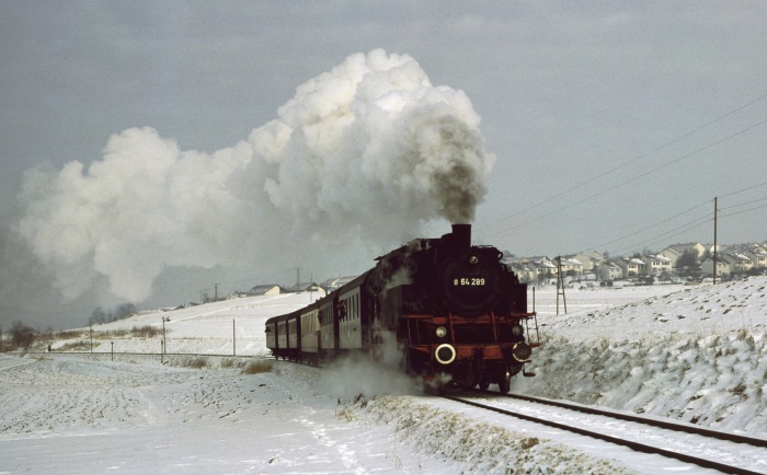 64&nbsp;289 mit Sonderzug Richtung Gammertingen südlich von Engstingen, am 06.01.1979