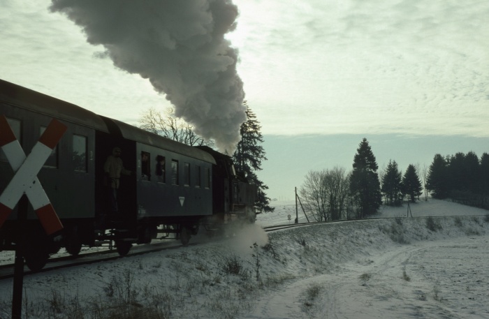 64&nbsp;289 mit Sonderzug Richtung Gammertingen südlich von Engstingen, am 06.01.1979