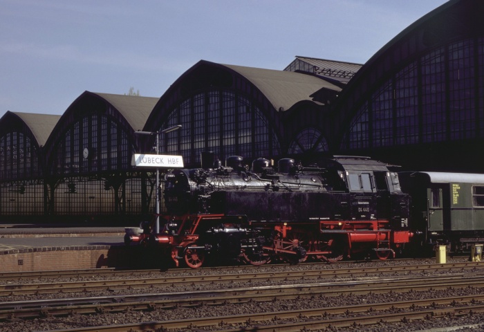 64&nbsp;446 in Lübeck Hbf, am 15.05.1980