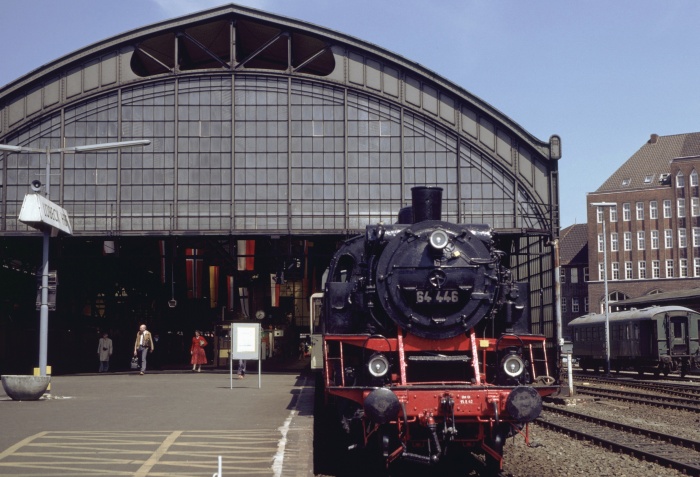 64&nbsp;446 in Lübeck Hbf, am 15.05.1980