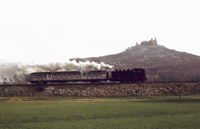 64&nbsp;419&nbsp;Tv mit Sonderzug von Hechingen Richtung Albstadt-Ebingen auf der Zollernbahn, der nur aus einem einzigen “Silberling” besteht, vor der Kulisse der berühmten Hohenzollern-Burg, am 13.04.1998