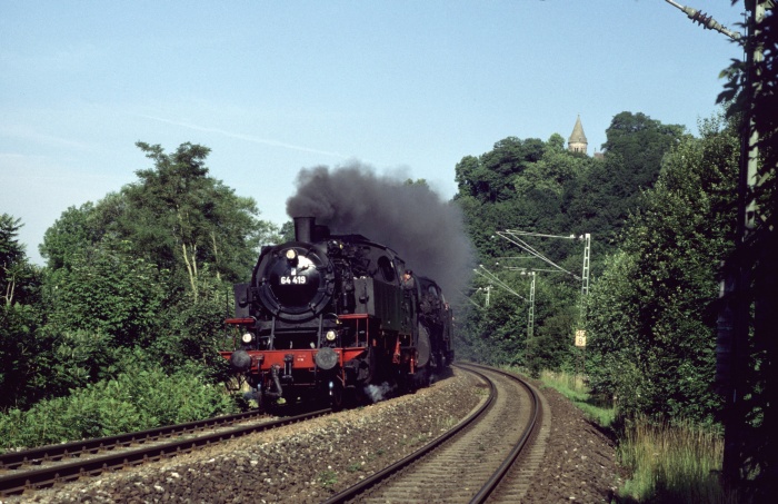 64&nbsp;419 + 18&nbsp;316 mit Sonderzug in Richtung Aalen bei Lorch (Remstal), 26.06.1999