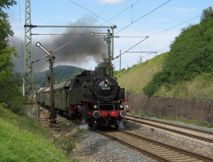 64 419 mit (Sonder-) Zug nach Gaildorf-West, Ausfahrt Fichtenberg, am 19.08.2007 64 419 mit (Sonder-) Zug nach Gaildorf-West, Ausfahrt Fichtenberg, am 19.08.2007