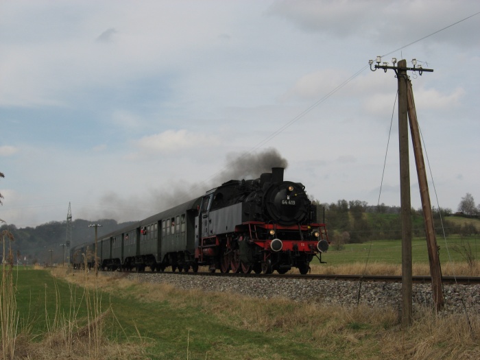 64&nbsp;419 mit Zug Richtung Schorndorf in den Wiesen zwischen Michelau und Miedelsbach, um 13:36h am 24.03.2008