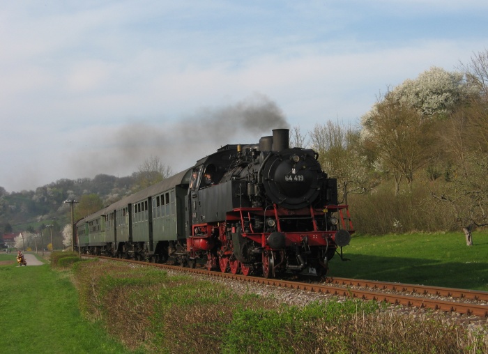 64&nbsp;419 vor Zug Rudersberg->Schorndorf zwischen Michelau und Miedelsbach, 17:43h am 12.04.2009