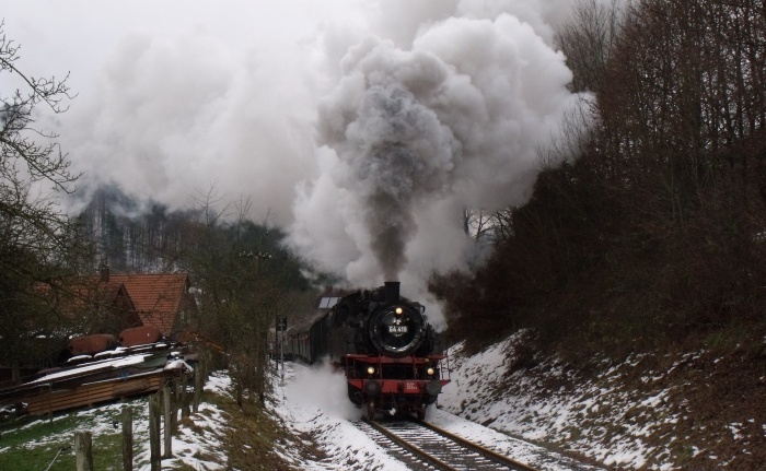 64&nbsp;419 mit Zug &rarr;Welzheim, hinterm Steinbacher Viadukt (bei Klaffenbach), 10:45h am 12.12.2010