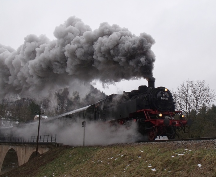 64&nbsp;419 Zug nach Welzheim am Steinbacher Viadukt bei Klaffenbach, 13:41h am 12.12.2010