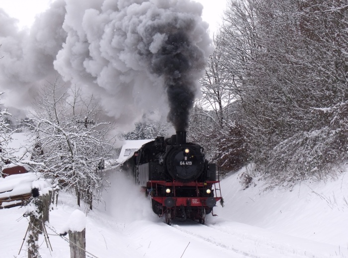 64&nbsp;419 mit Zug Schorndorf&rarr;Welzheim, im Schnee hinterm Strümpfelbachtal-Viadukt am Waldrand, um 10:44h am 19.12.2010