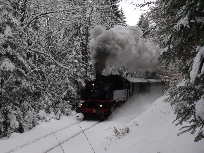 64&nbsp;419 mit Zug Schorndorf&rarr;Welzheim, im tiefverschneiten Wald zwischen Laufenmühle und Breitenfürst, um 13:53h am 19.12.2010