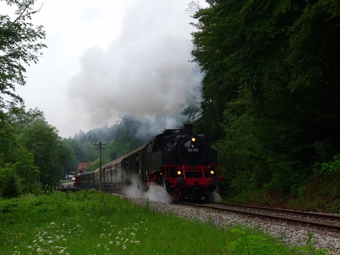 64&nbsp;419 mit Zug Schorndorf&rarr;Welzheim, hinter dem Viadukt bei Laufenmühle, um 10:50h am 07.08.2011