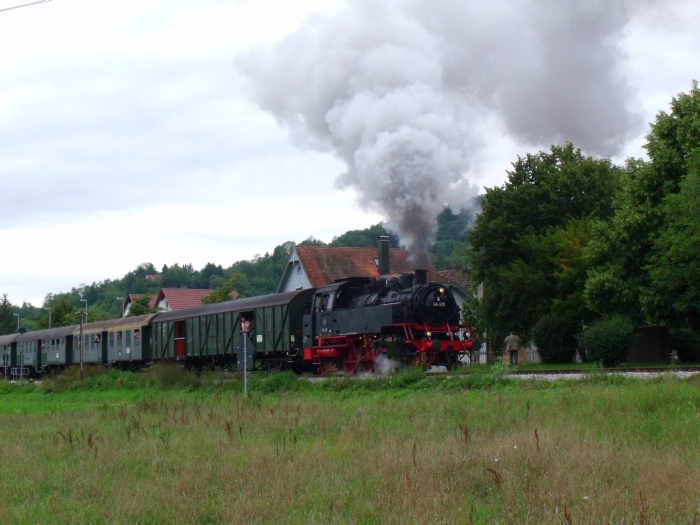 64&nbsp;419 mit Zug nach Welzheim in Oberndorf, um 13:35h am 07.08.2011