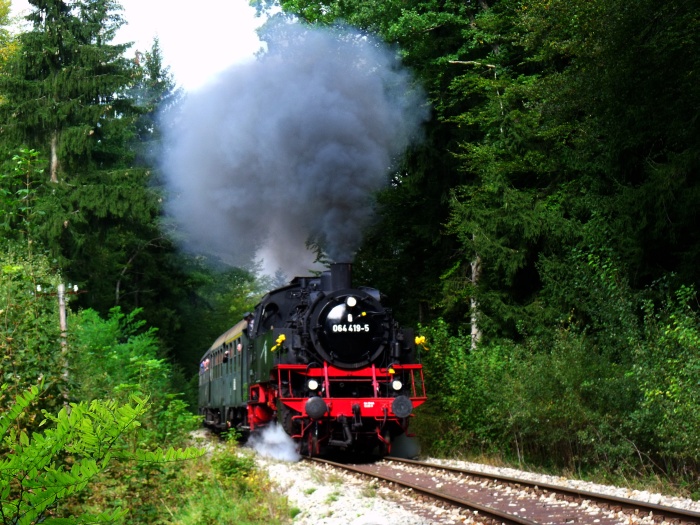 64&nbsp;419 nun allein ohne Schub (!) mit 4-Wagen-Zug nach Welzheim anläßlich der Sonderrundfahrten zum Jubiläumszug der SWR-Sendung “Eisenbahnromantik”, hinter Laufenmühle im Wald, um 10:53h am 23.09.2011.