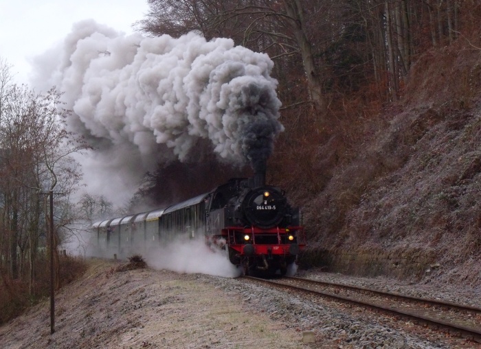 64&nbsp;419 mit Zug nach Welzheim am Landstraßen- Bahnübergang am Wald hinterm Strümpfelbachtal, um 10:45h am 11.12.2011
