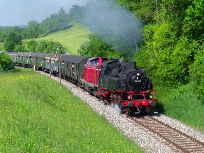 64&nbsp;419 + 212&nbsp;084 mit dem ersten Zug nach Welzheim an diesem Tag, fotografiert bei Klaffenbach an den Wiesen vorm Igelsbach-Viadukt, um 10:05h am 20.05.2012