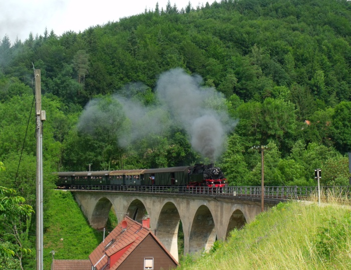64&nbsp;419 vor Zug Schorndorf-Welzheim, geschoben von V100 212 084, auf den Strümpfelbachtal- Viadukt bei Siedlung Steinbach, um 10:12h am 24.06.2012