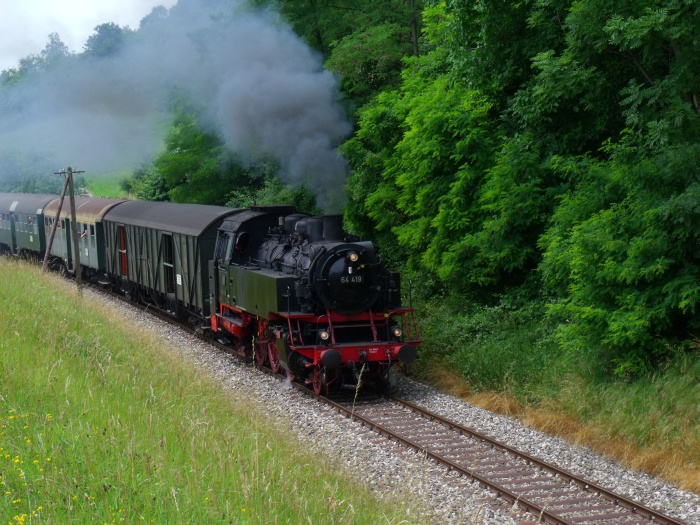 64&nbsp;419 vor Zug Schorndorf-Welzheim, geschoben von V100 212&nbsp;084, vor Klaffenbach, um 13:07h am 23.06.2012