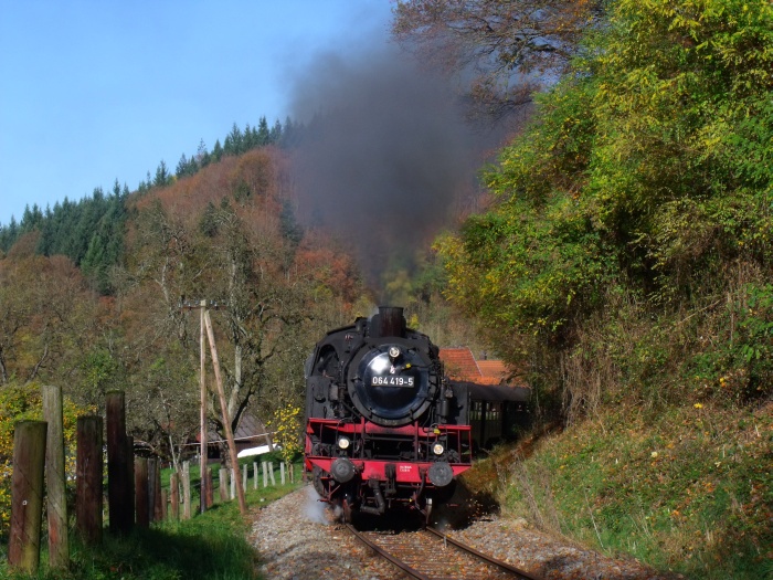 64&nbsp;419 vor Zug Schorndorf&rarr;Welzheim, geschoben von V100 212&nbsp;084, hinterm Strümpfelbachtal bei Steinbach, um 10:46h am 27.10.2013