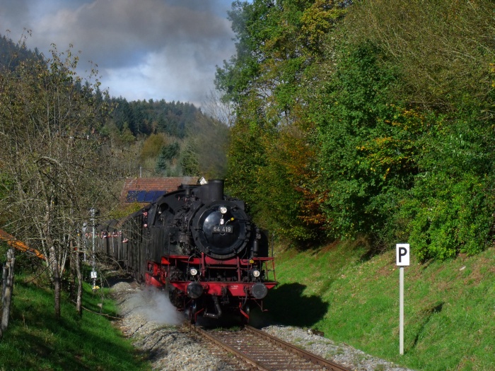 64&nbsp;419 vor Zug Schorndorf -Welzheim, geschoben von V60&nbsp;328, hinterm Strümpfelbachtal bei Steinbach, um 13:12h am 26.10.2014