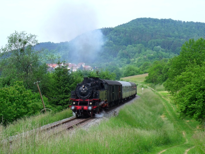 64&nbsp;419 mit 4-Wagen -Zug Schorndorf&rarr;Welzheim, hinterOberndorf an den Obstbaumwiesen, um 10:05h am 24.05.2015 (Pfingsten)