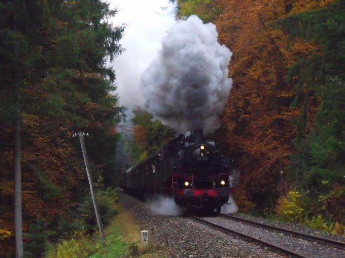 64&nbsp;419 mit Zug nach Welzheim zwischen Laufenmühle und Breitenfürst (km&nbsp;18,5), um 10:33h am 25.10.2015