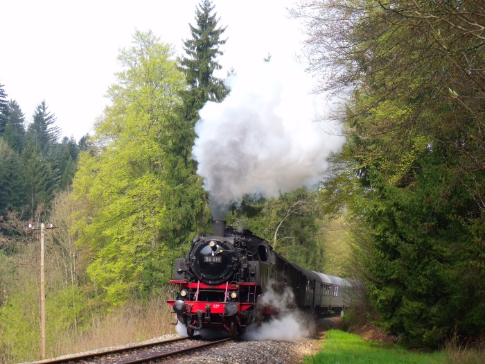 64&nbsp;419 mit Zug nach Welzheim hinter Laufenmühle (bei km 17,6) um 10:31h am 01.05.2016