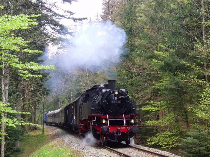 64&nbsp;419 mit Zug nach Welzheim zwischen Laufenmühle und Breitenfürst (km&nbsp;18,6), um 13:31h am 01.05.2016