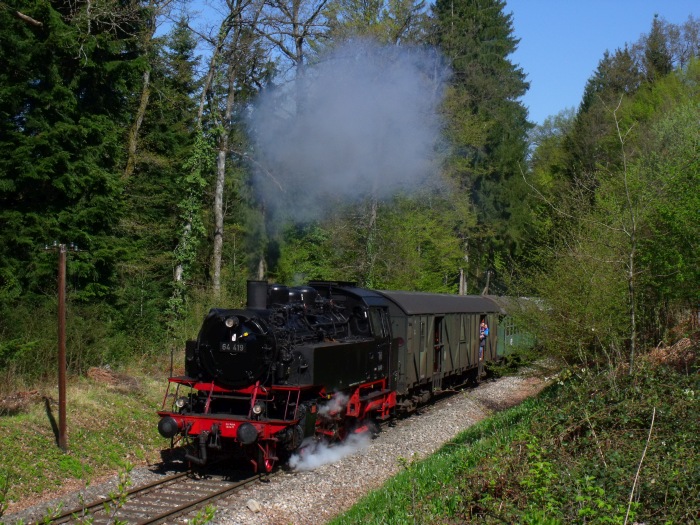 64&nbsp;419 mit Zug nach Welzheim im oberen Wald vor Breitenfürst (etwa km&nbsp;19,2), um 10:26h am 05.05.2016