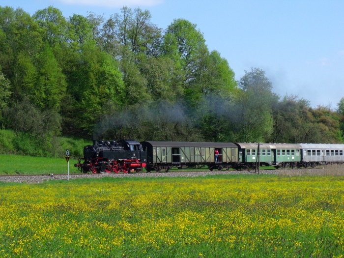 64&nbsp;419 wird selbst völlig lautlos von der V60 aus Miedelsbach mit einer unglaublichen Beschleunigung und Qualmwolke (der V60!!) hinterm Sportplatz mit Zug nach Welzheim an den schön bunten Wiesen vorbei auf Streckenhöchstgeschwindigkeit geschoben, was....zum Glück auf dem Foto gar nicht stört. Sieht ja auch richtig schön aus. Fotografiert um 16:11h am 05.05.2016.