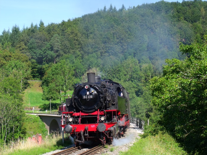 64&nbsp;419 mit Zug Schorndorf&rarr;Welzheim, direkt am Strümpfelbachtal-Viadukt, um 10:16h am 14.08.2016