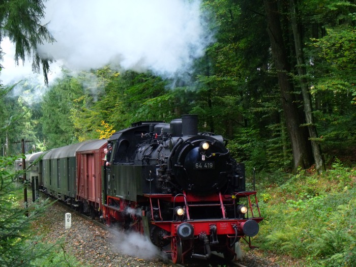 64&nbsp;419 mit Zug Schorndorf&rarr;Welzheim, natürlich wieder kräftig geschoben von 212&nbsp;084, im Wald unterhalb von Breitenfürst (bei Strecken-km&nbsp;19,6), um 13:37h am 03.10.2017