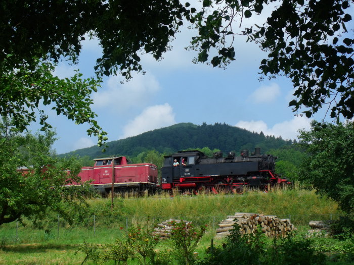 64&nbsp;419 + 212&nbsp;084 mit Zug Schorndorf&rarr;Welzheim, hinter Oberndorf, um 11:05h am 10.06.2018