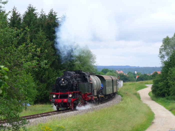 64&nbsp;419 mit GES-Zug Nr.62141 nach Neuffen, zwischen Linsenhofen und Neuffen, um 11:31h am 16.06.2019