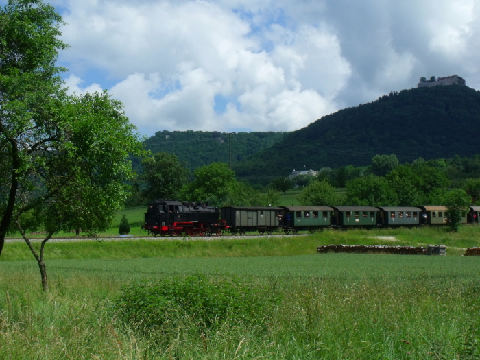 64&nbsp;419 mit GES-Zug Nr.62141 nach Neuffen, zwischen Linsenhofen und Neuffen, um 11:31h am 16.06.2019