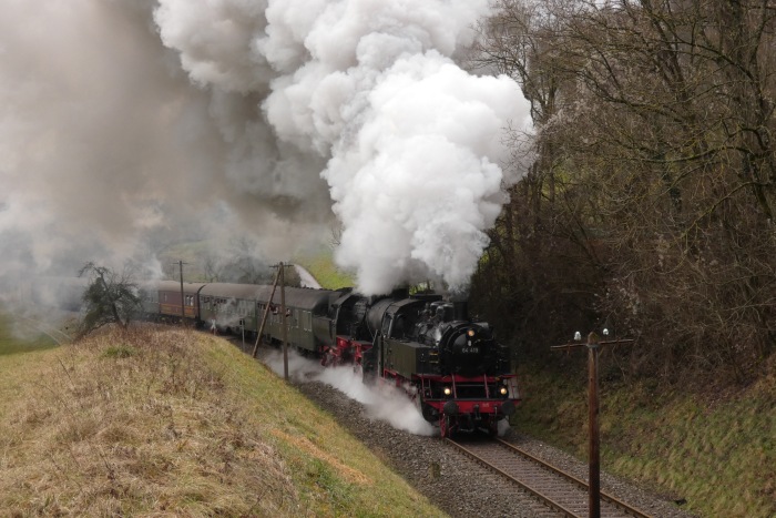 64&nbsp;419 + 52&nbsp;7596 vor dem Sonderzug der Eisenbahnfreunde Zollernbahn aus Tübingen auf der Fahrt nach Welzheim, fotografiert bei Klaffenbach,um 13:07h am 04.01.2020