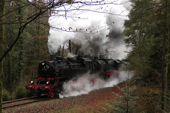 64&nbsp;419 + 52&nbsp;7596 mit dem EFZ-Zug Tübingen&rarr;Welzheim, im Wald hinter Laufenmühle, um 14:00h am 04.01.2020