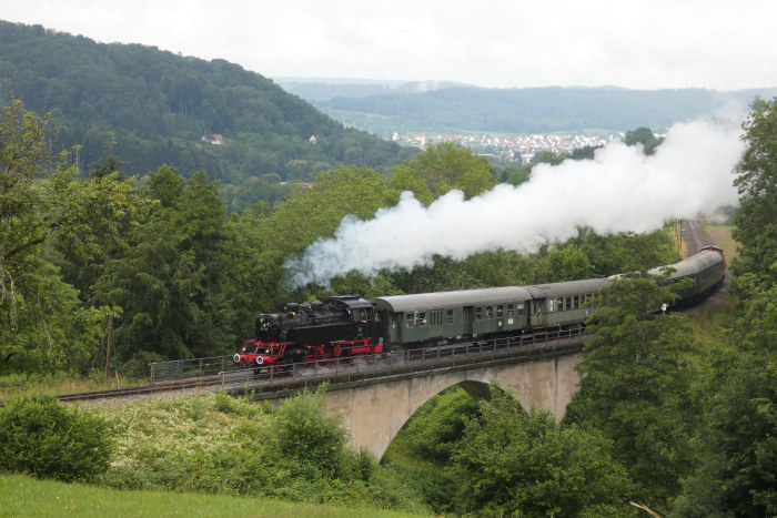 64&nbsp;419 vorm Zug von Schorndorf nach Welzheim auf dem Igelsbachtal-Viadukt, um 11:05h am 28.06.2020