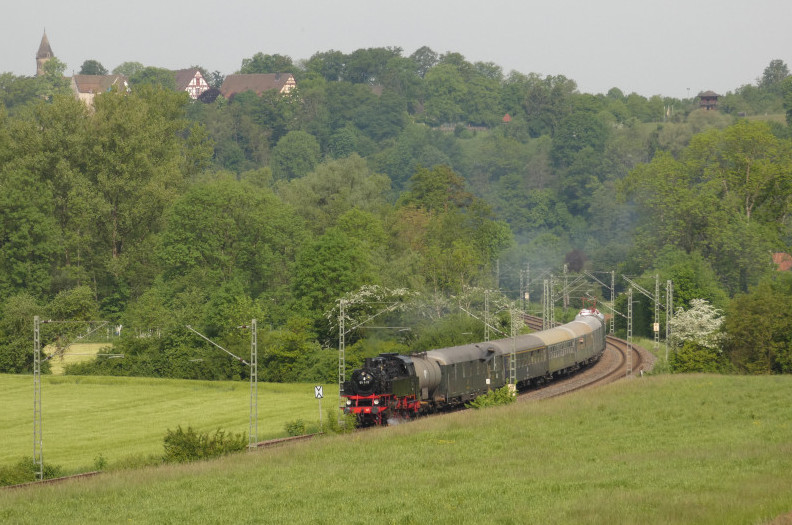64&nbsp;419 vor Sonderzug aus Richtung Stuttgart zum Dampflokfest in Nördlingen, hinter Lorch im Remstal, um 9:28h am 21.05.2023