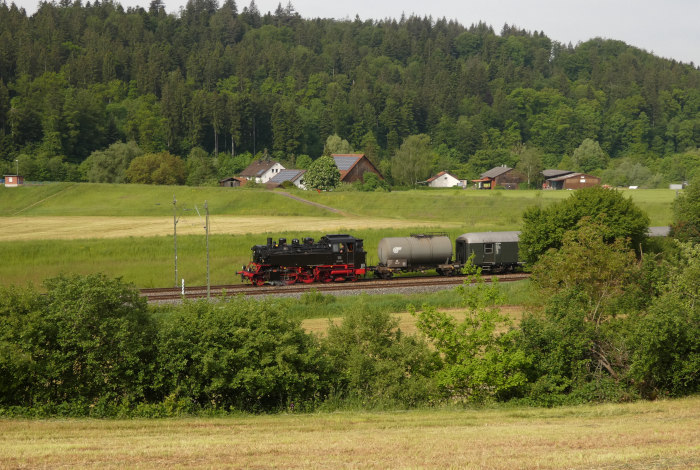 64&nbsp;419 vor Sonderzug aus Richtung Stuttgart zum Dampflokfest in Nördlingen, hinter Lorch im Remstal, um 9:28h am 21.05.2023